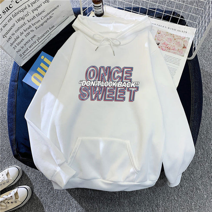 Dame hoodie med moderne motiv og behagelig passform Skjora