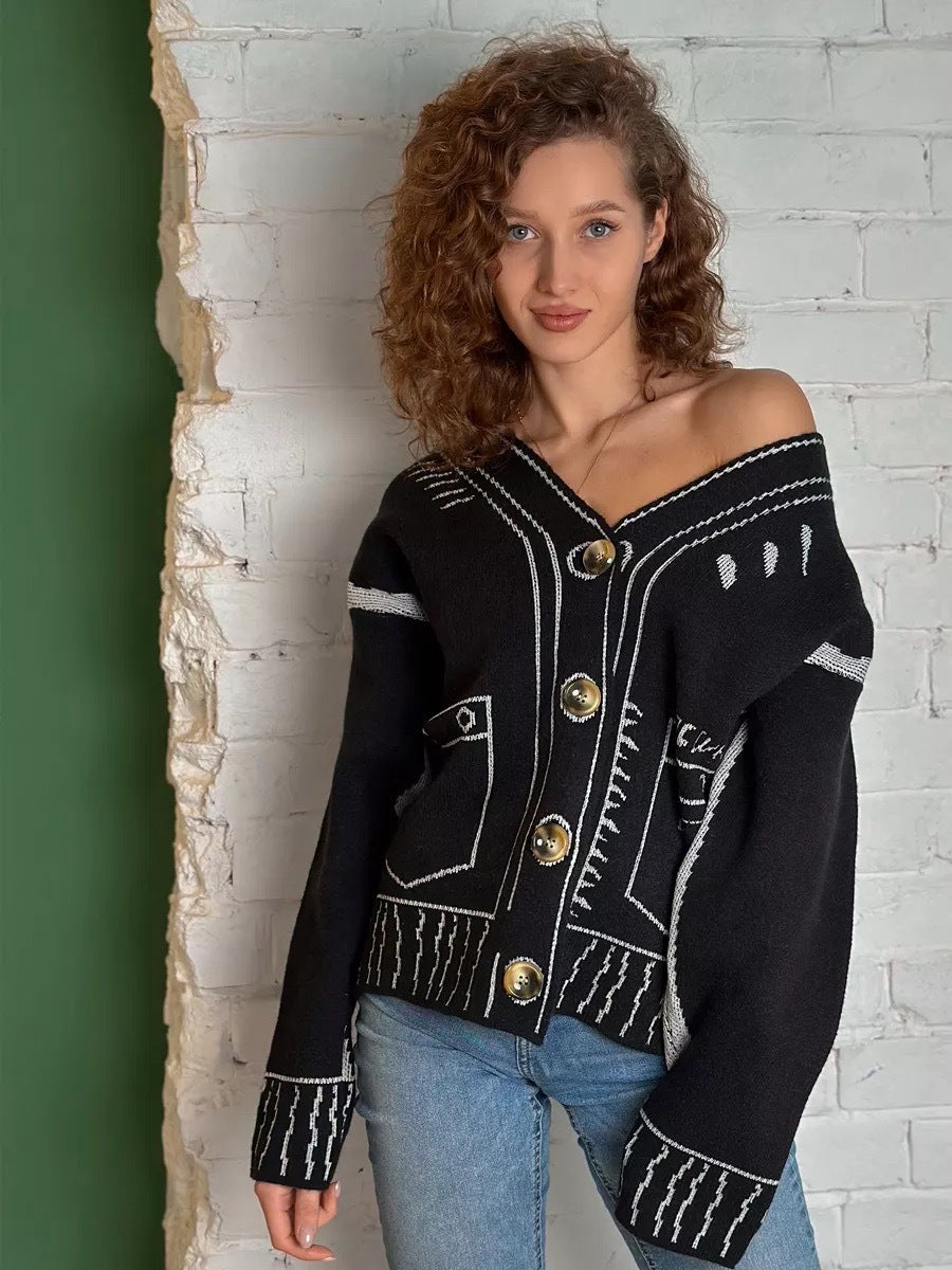 Kvinnelig cardigan med asymmetrisk design og kontrasterende knapper Skjora