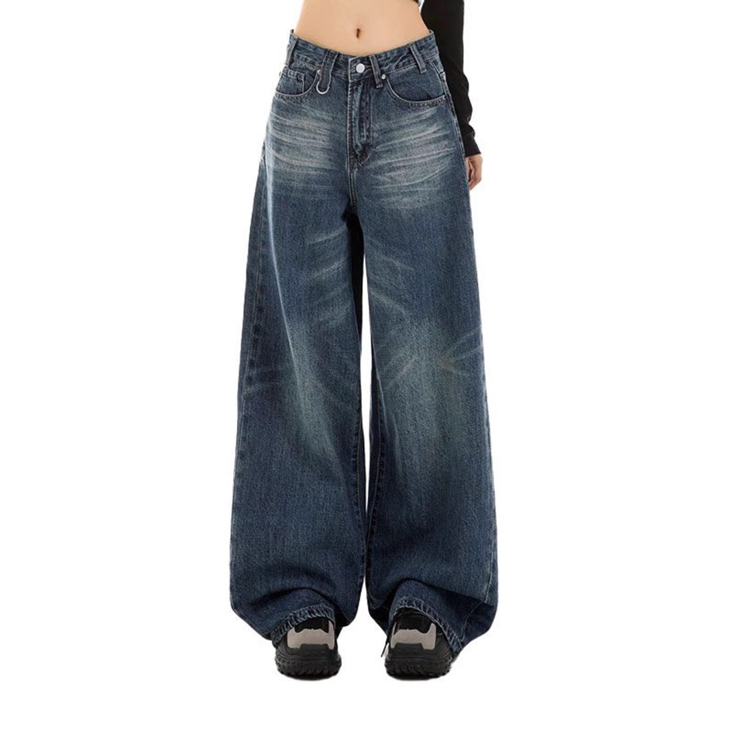 Kvinne tillegg jeans i trendy brukt utseende Skjora