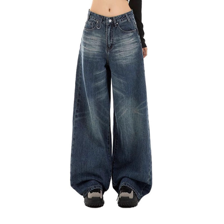 Kvinne tillegg jeans i trendy brukt utseende Skjora