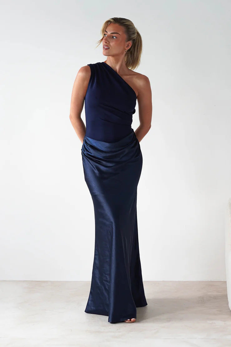 Kjole til kvinner med asymmetrisk snitt og elegant draperingsdesign