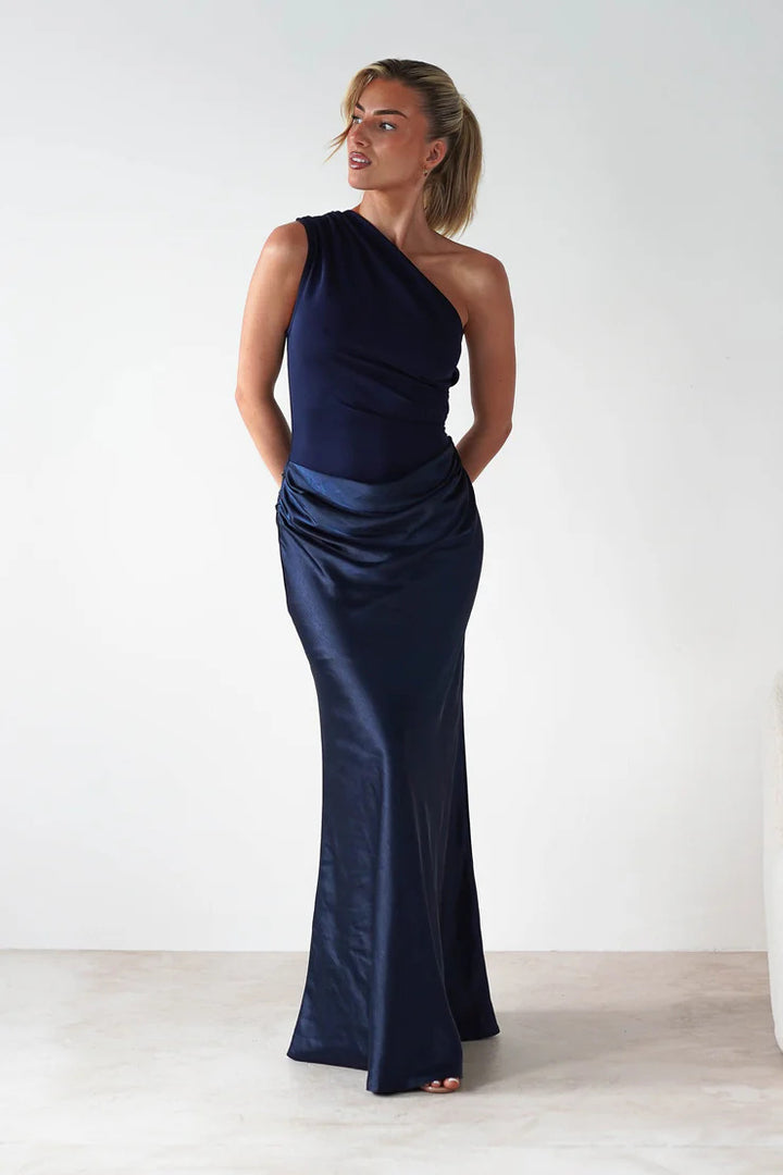 Kjole til kvinner med asymmetrisk snitt og elegant draperingsdesign