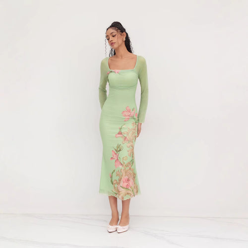 Dame elegant midikjole med blomsterdesign og transparente langermede ermer Skjora