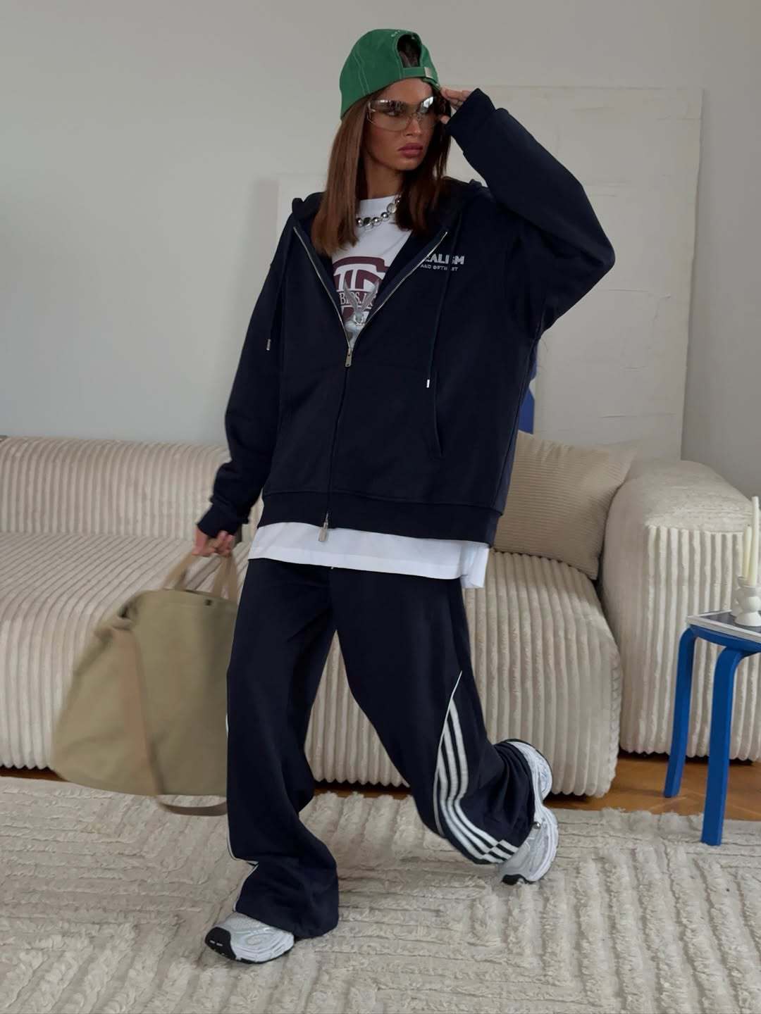 Kvinnelig stilfull hoodie og vidkuttet jogger-sett Skjora