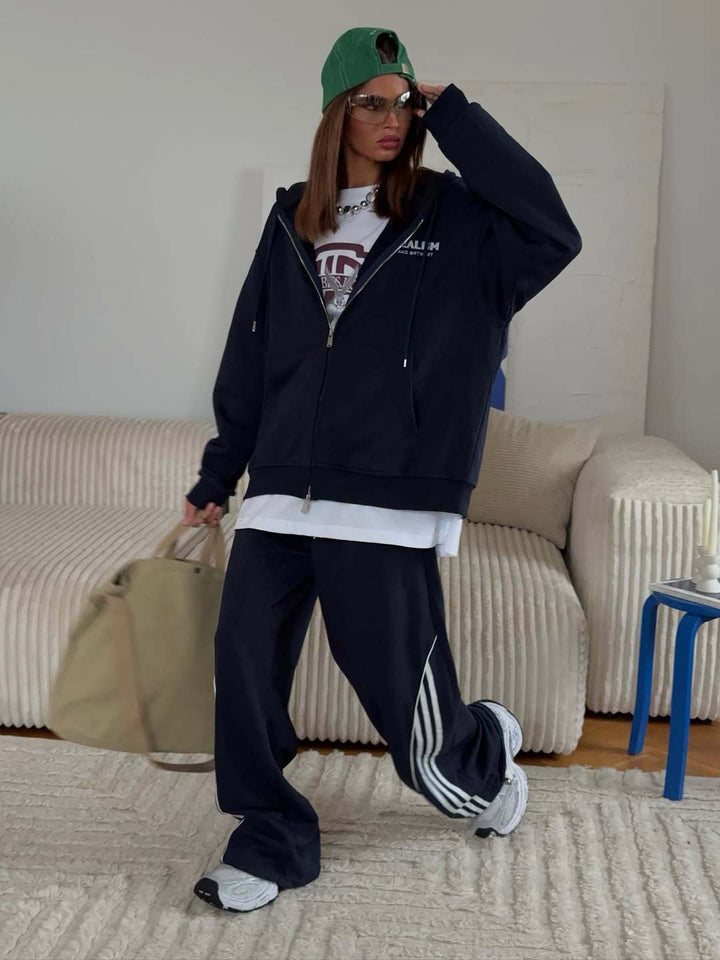 Kvinnelig stilfull hoodie og vidkuttet jogger-sett Skjora