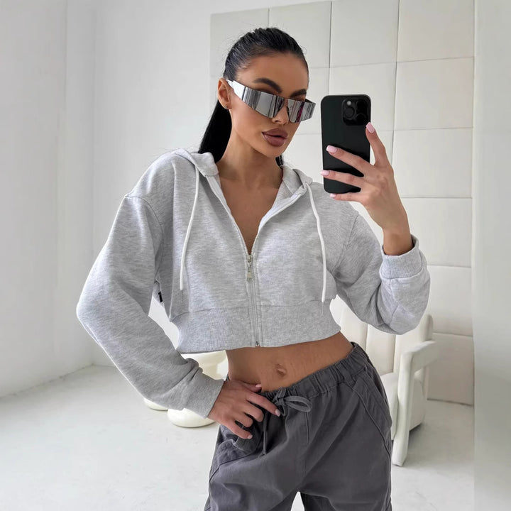 Kvinnenes sporty cropped zip hettegenser med kengurulomme og brede ermer Skjora