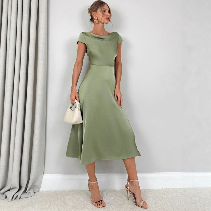 Dame midi-kjole med elegante sidesplitter og flytende satinfinish Skjora