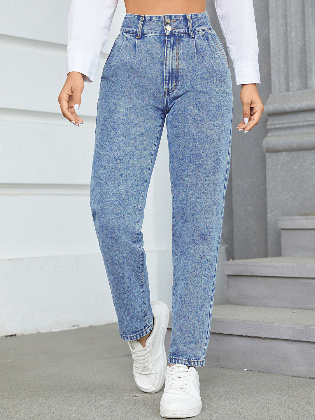 Kvinners høyt liv boyfriend jeans med klassisk snitt og knappe detaljer Skjora