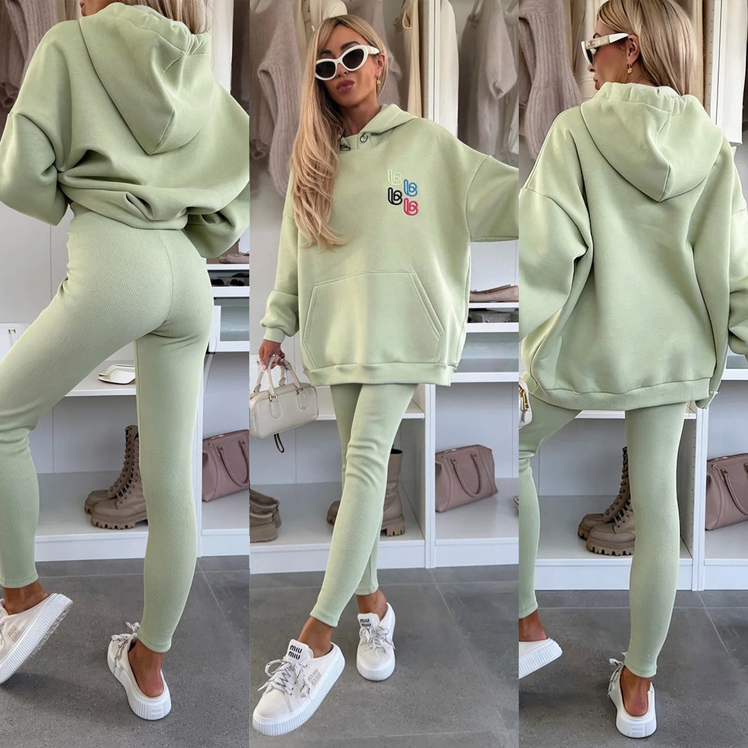 Dame Oversized Hoodie med Fargerik Logo og Komfortable Leggings Skjora