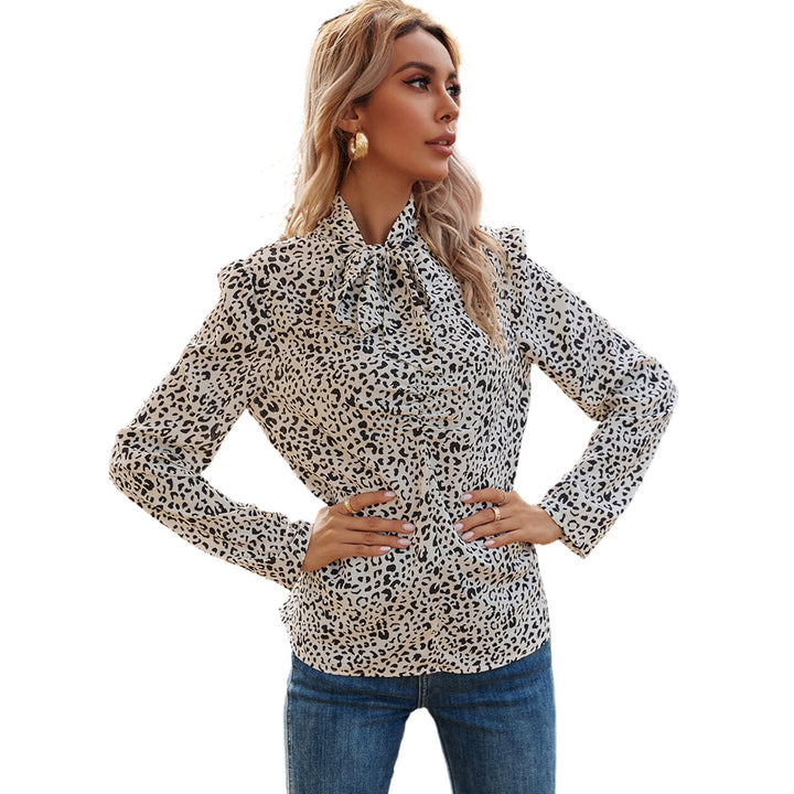 Damen elegant Bluse med volangdetaljer og edelt leopardmønster Skjora