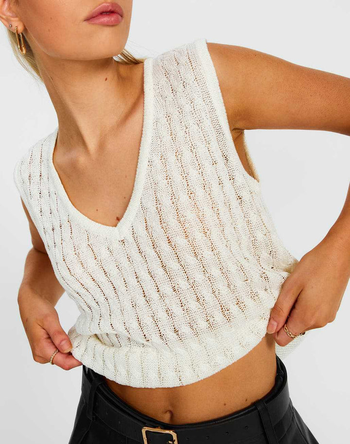 Dame luftig strikket topp med V-hals og fint maskedesign Skjora