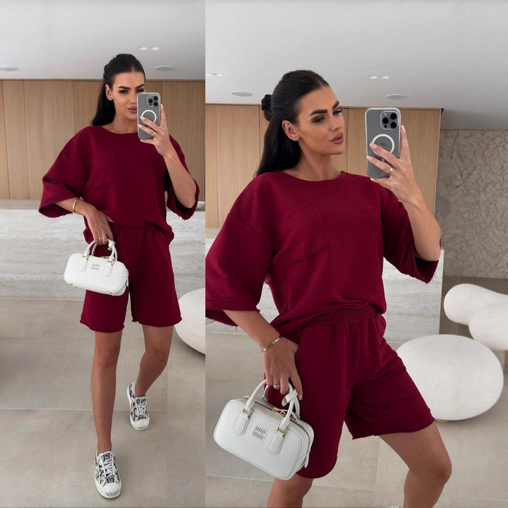 Dame uformell fritidssuit med oversized T-skjorte og komfortable shortser Skjora