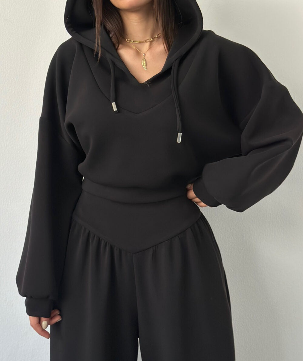 Dame kort hoodie og løse casual bukser kombinasjon med trendingskår
