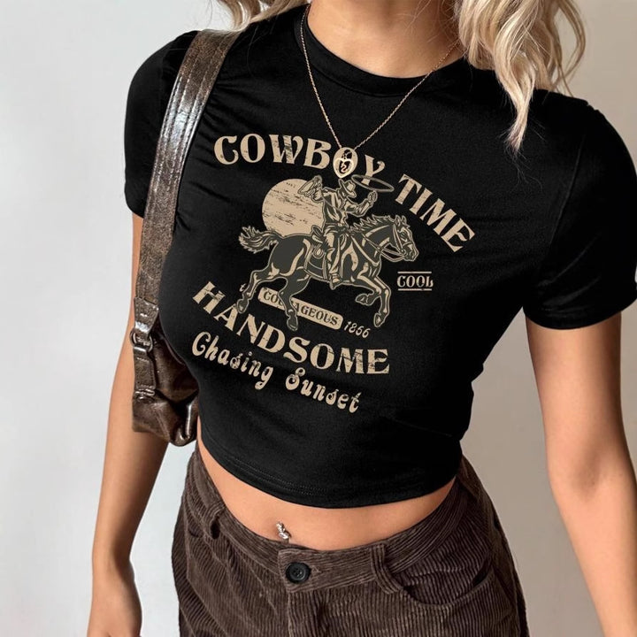 Dame Crop-Shirt med iøynefallende cowboymotiv og stilfull passform Skjora