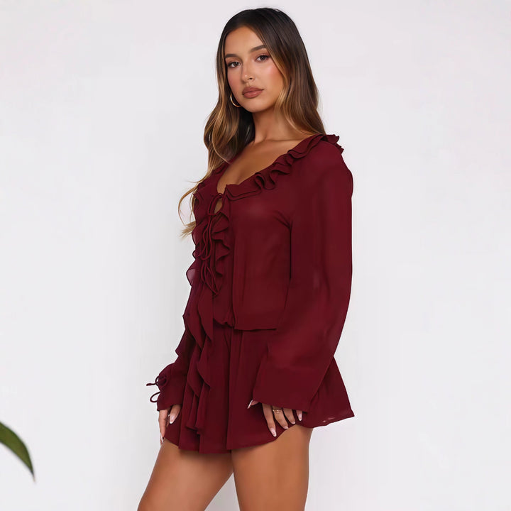 Kvinne chiffonbluse med elegant volangdekorasjon og dyp V-hals