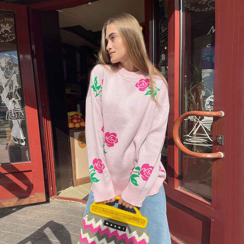Kvinnes mønstrete strikkegenser med blomsterdesign og løs passform Skjora