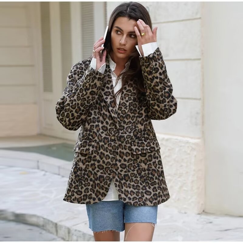 Kvinners elegante blazerjakke i stilfullt leopardmønster Skjora