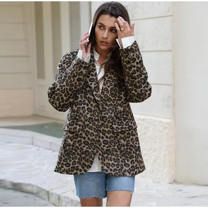 Kvinners elegante blazerjakke i stilfullt leopardmønster Skjora