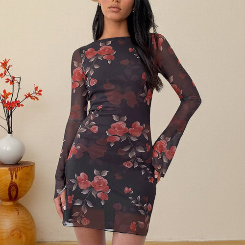 Kvinnens tettsittende mini kjole med blomsterlacedetaljer