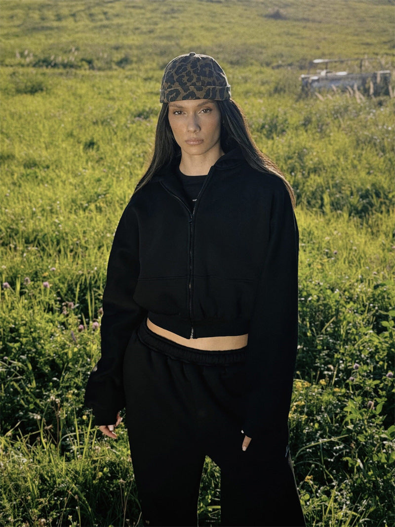 Kvinnes casual cropped sweatjakke og komfortable joggebukser sett Skjora
