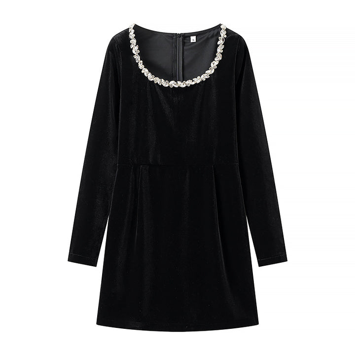 Kvinnevelourkjole med elegant dekorativ juvelkrage Skjora