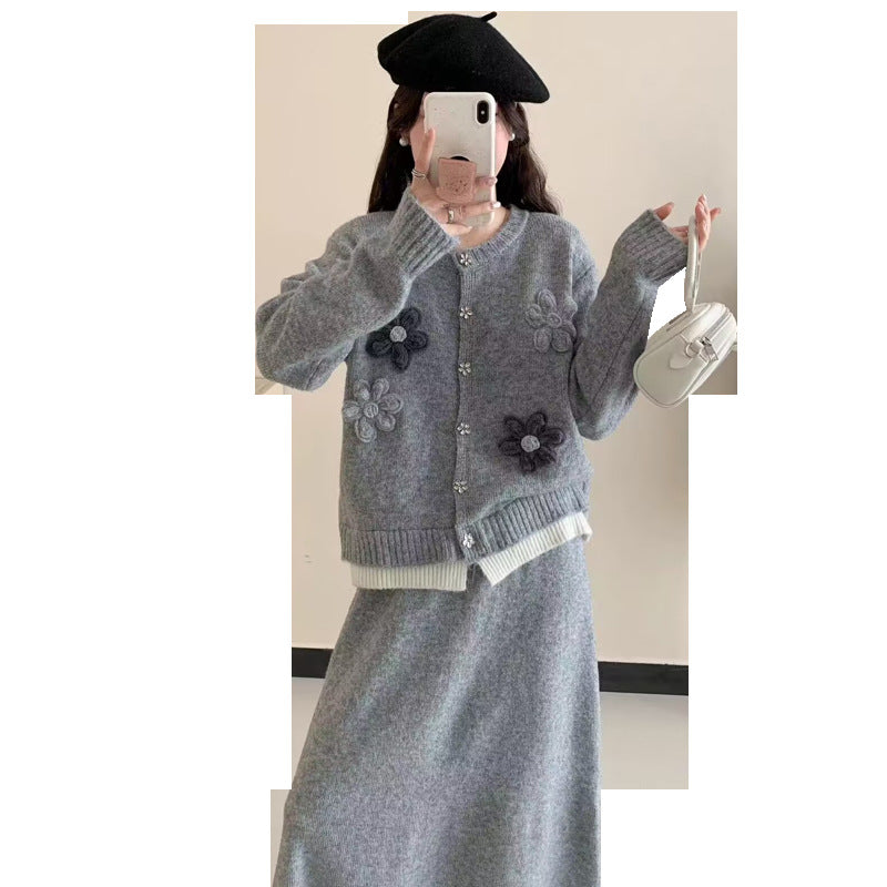 Dame cardigan med blomsterapplikasjoner og maxiskjørt Skjora