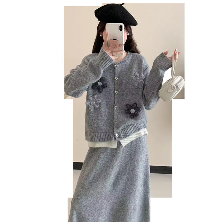 Dame cardigan med blomsterapplikasjoner og maxiskjørt Skjora