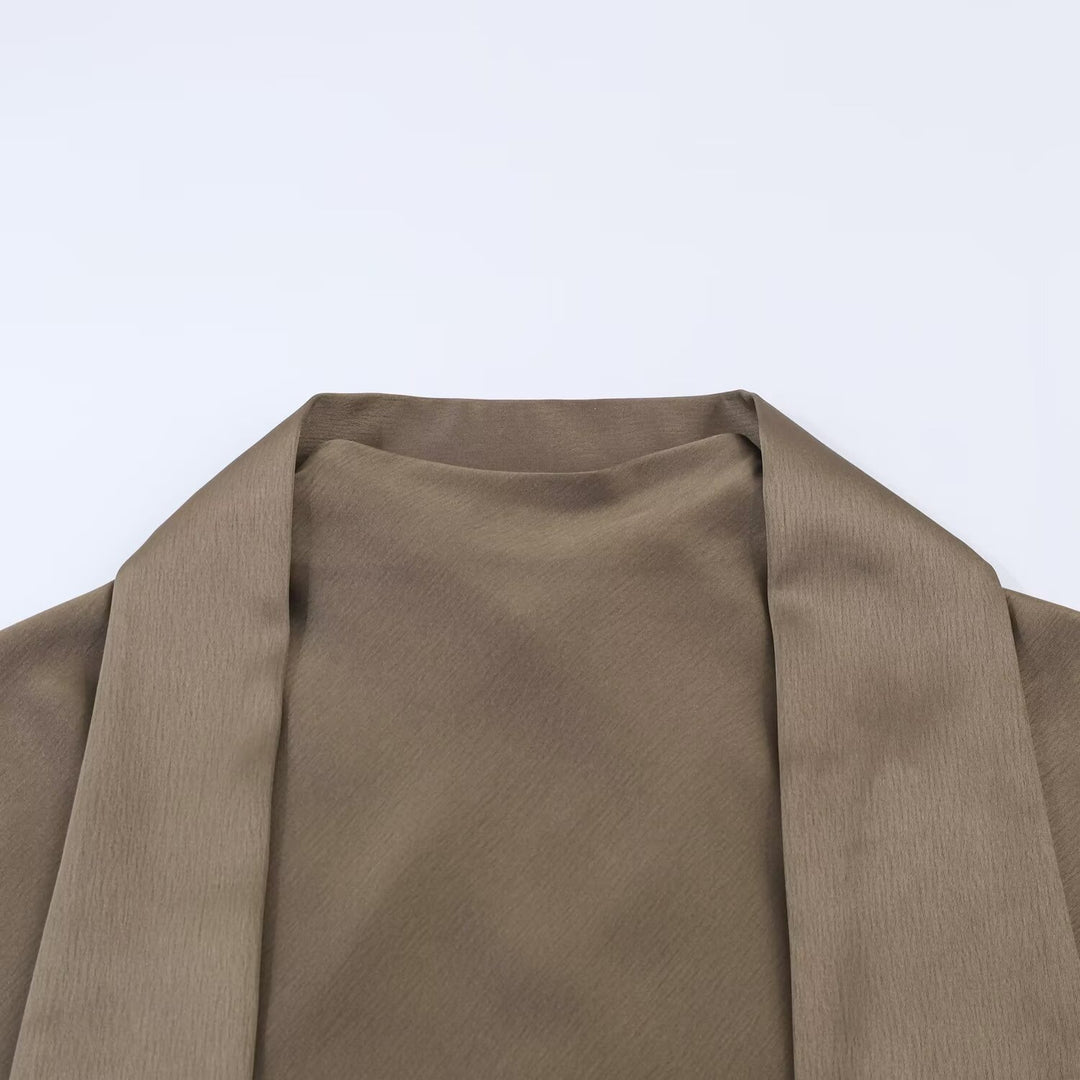 Dame omslagskjole med elegant asymmetrisk snitt og delikatspetsdekorasjon Skjora