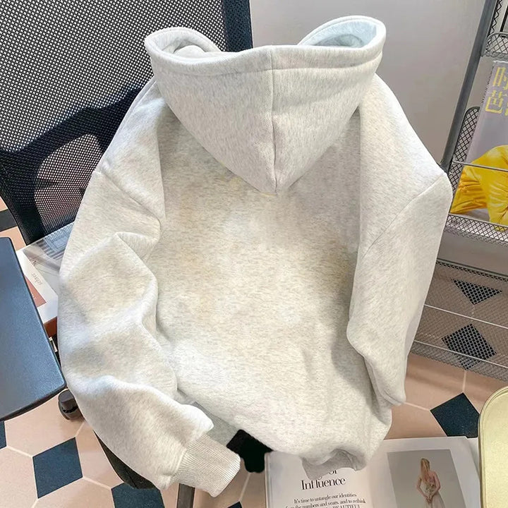 Kvinnelig hettegenser med søtt katte-design Skjora