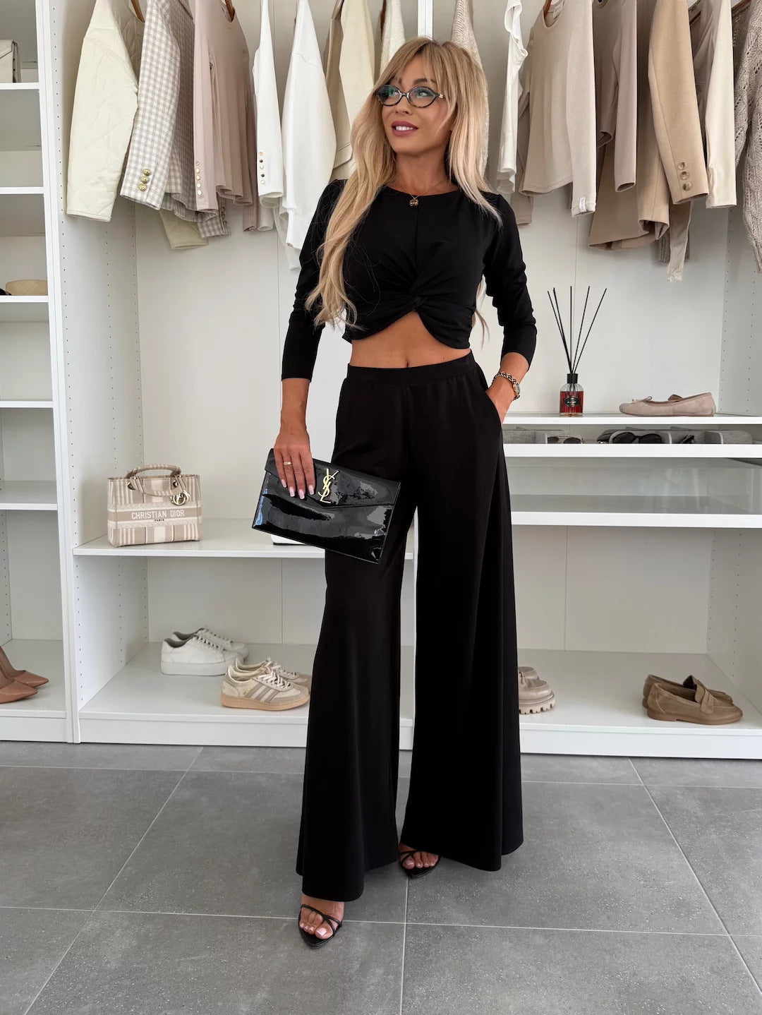 Kvinnes elegant fritidssett med crop top og vide bukser