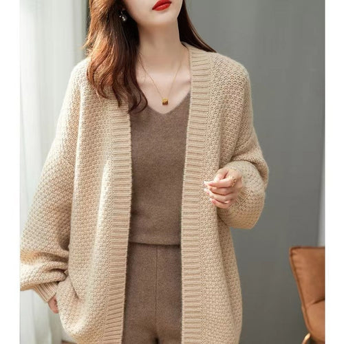 Kvinnens avslappede strikk cardigan med oversized snitt og spesielle teksturer Skjora