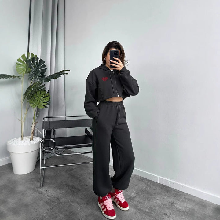 Dame sett bestående av kort hoodie og casual joggebukser Skjora