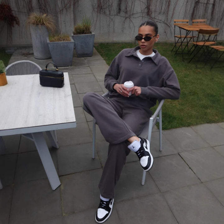 Dame sporty lounge-set med polo-krage og vide bein Skjora