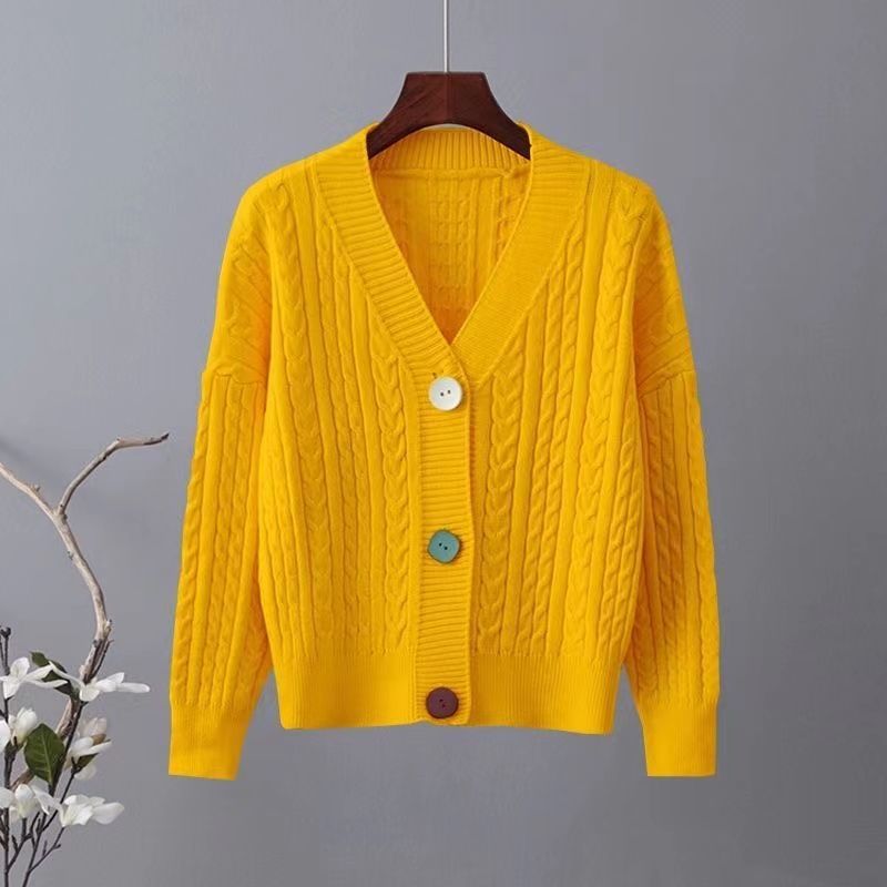 Kvinnes chunky strikket cardigan med V-hals og dekorative knapper Skjora