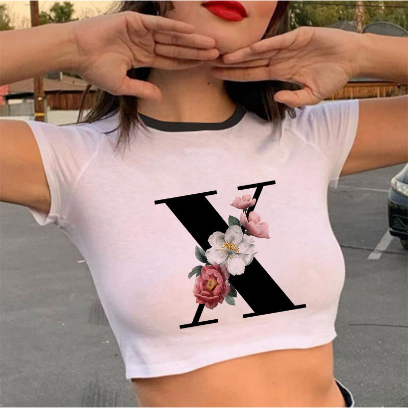 Dame cropped T-skjorte med blomstrede initialdesign Skjora