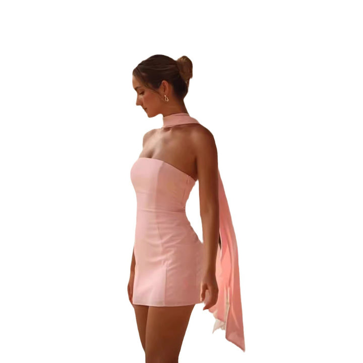 Kvinnens elegante minikjole med sofistikert halter-design og flytende stoff