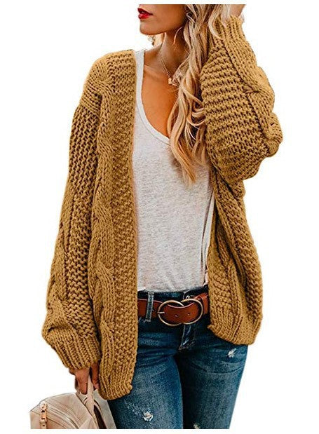 Kvinnelig chunky strikket cardigan med elegant kabelmønster og løs passform Skjora