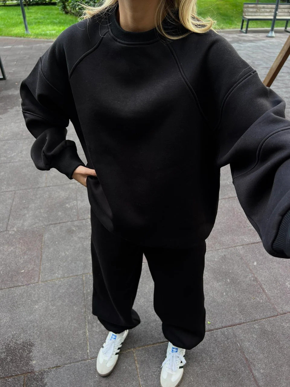 Dame avslappet sweatshirt og vid-kuttet joggebukse sett Skjora