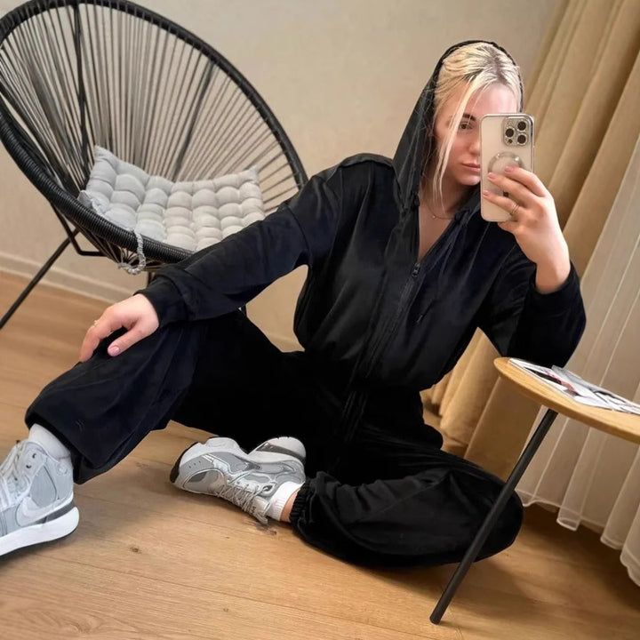 Women's Short Hoodie and Loose Joggers in Relaxed Fleece Design Skjora