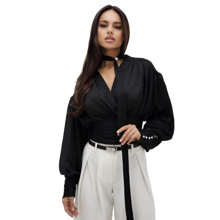 Kvinnebluse med voluminøse ermer og elegante perleknapper Skjora