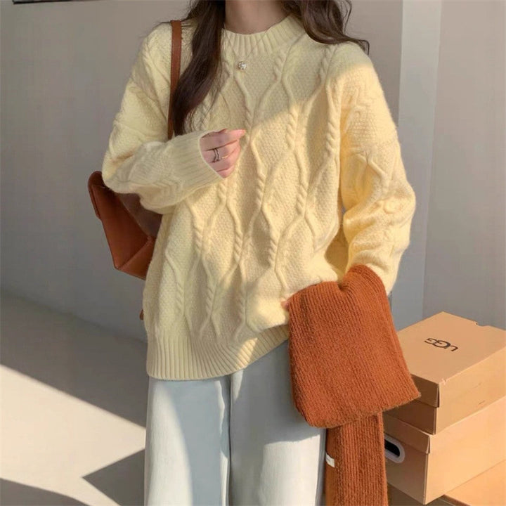 Women's knitted sweater with cable design and casual fit Skjora