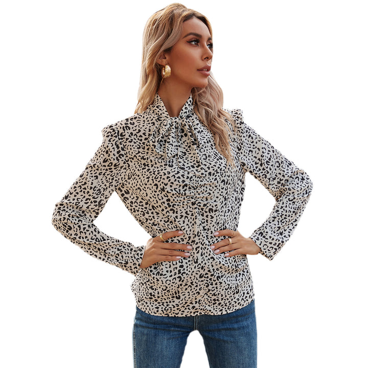 Damen elegant Bluse med volangdetaljer og edelt leopardmønster Skjora