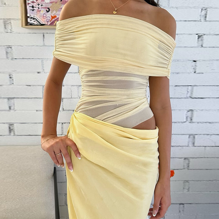 Kvinnes Off-Shoulder Mini Kjole med Figur-Omfavnende Volangdesign og Asymmetrisk Kant