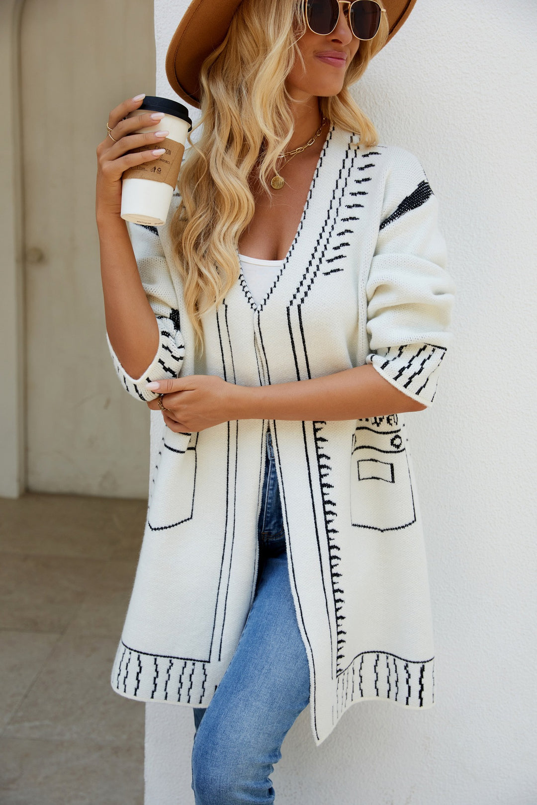 Kvinnelig cardigan med moteriktig mønster og elegant V-hals Skjora
