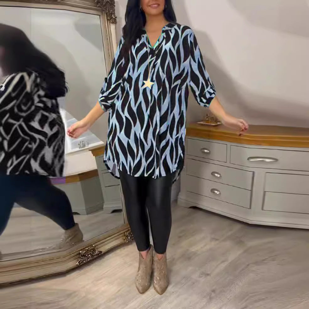 Dame blusekjole med moderne grafisk design og asymmetrisk kant Skjora