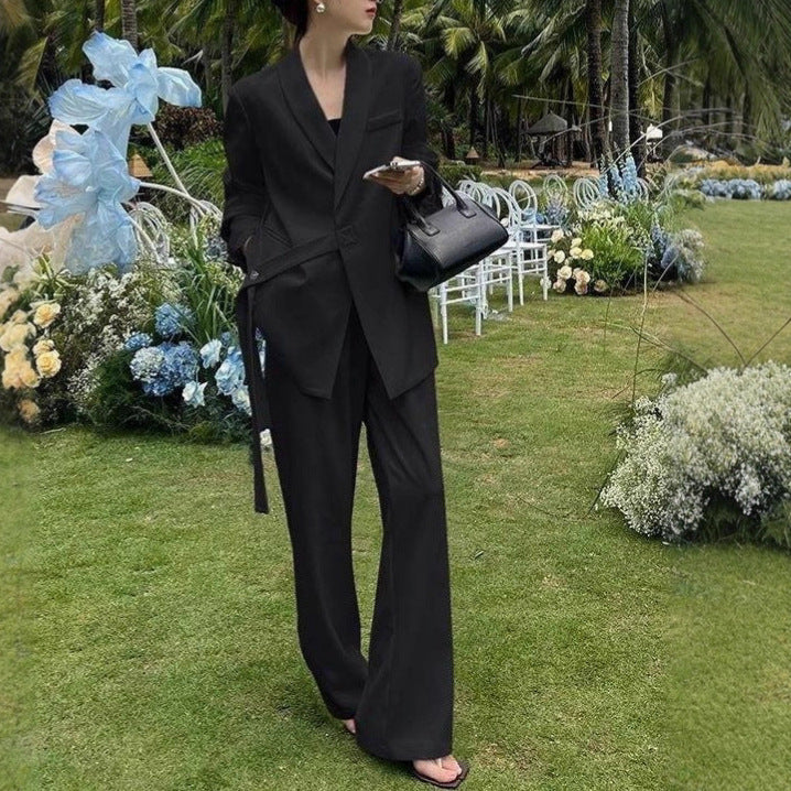 Kvinnens moderne blazer med asymmetrisk snitt og midjebelte Skjora