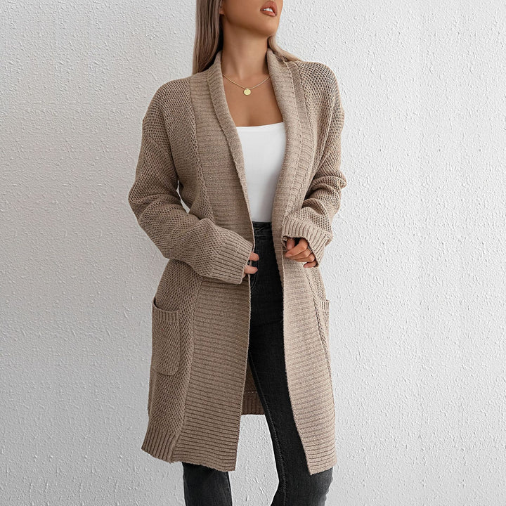 Kvinnens chunky strikket cardigan med åpen utskjæring og fin tekstur Skjora