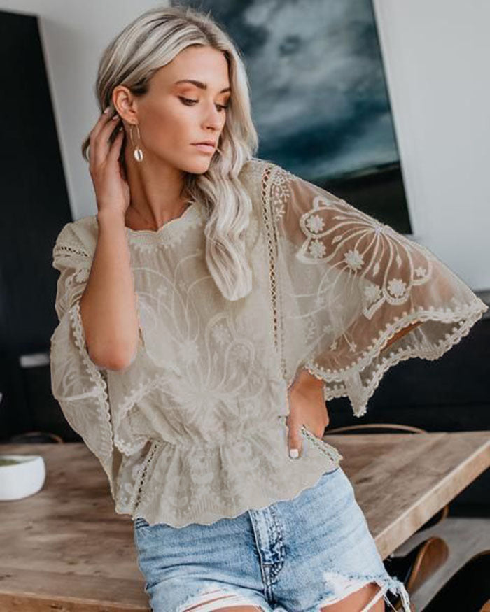 Kvinnes elegant bluse i blonde med voluminøse ermer Skjora