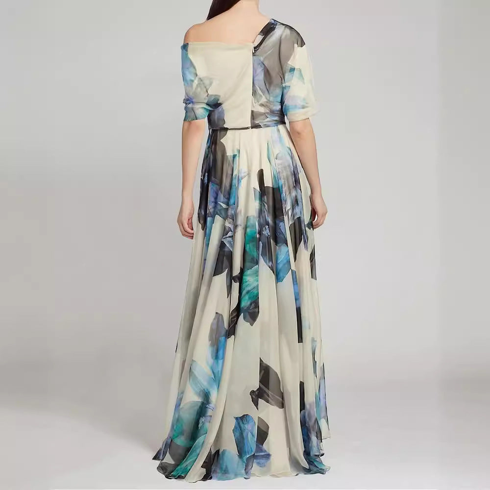 Kvinnelig elegant chiffon kjole med av-bare-skulder design og blomster mønster Skjora