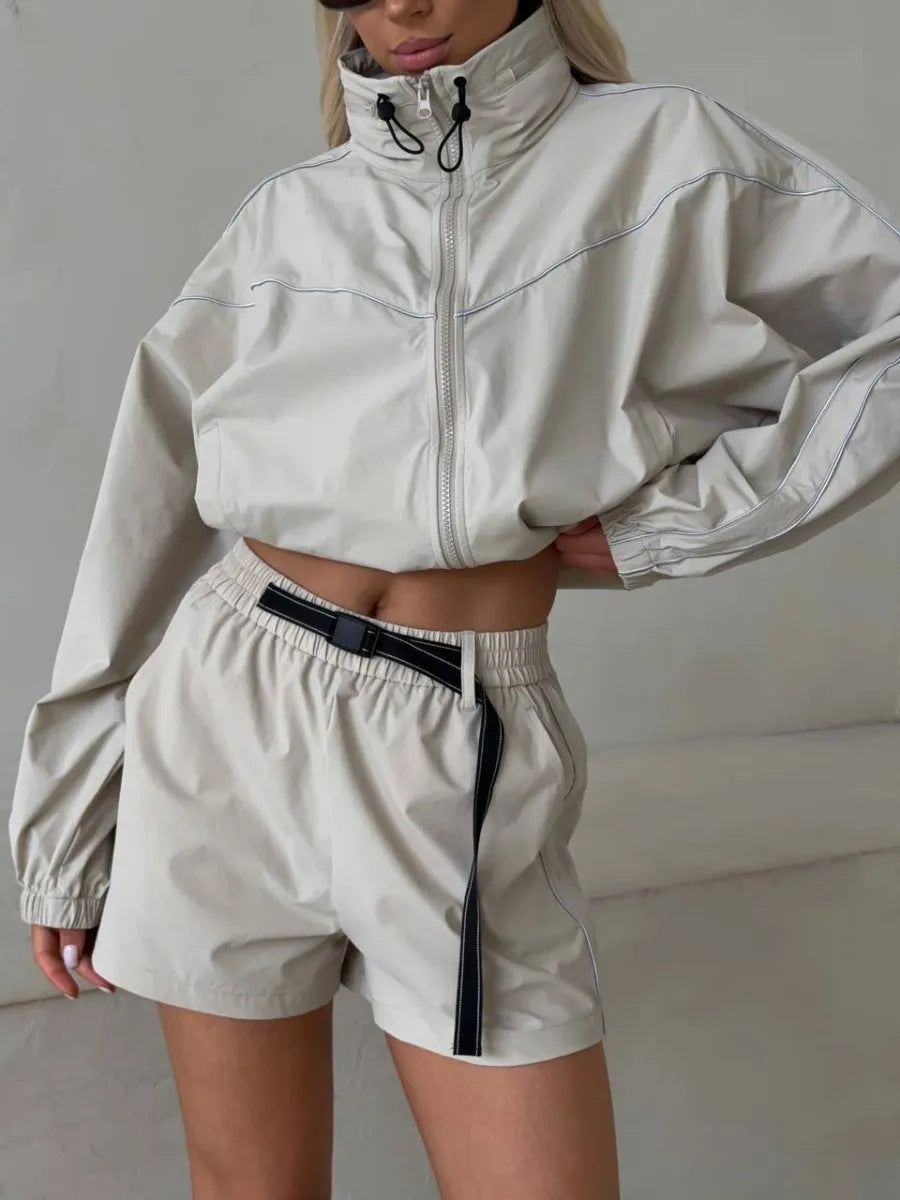 Kvinnelig sporty jakke med shorts i moderne utendørs stil Skjora